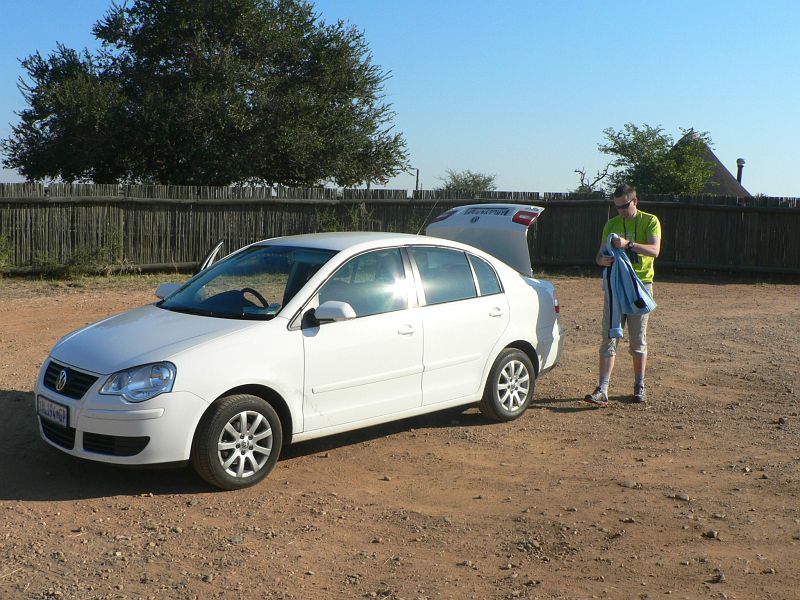 JAR 030.JPG - Zde bylo naposledy naše bílé Polo čisté. Pak se na něm podepsal všudypřítomný prach a naše vrozená nepořádnost.